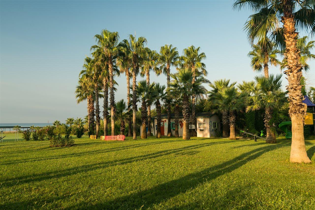 Royal Atlantis Beach Hotel Side Exterior photo